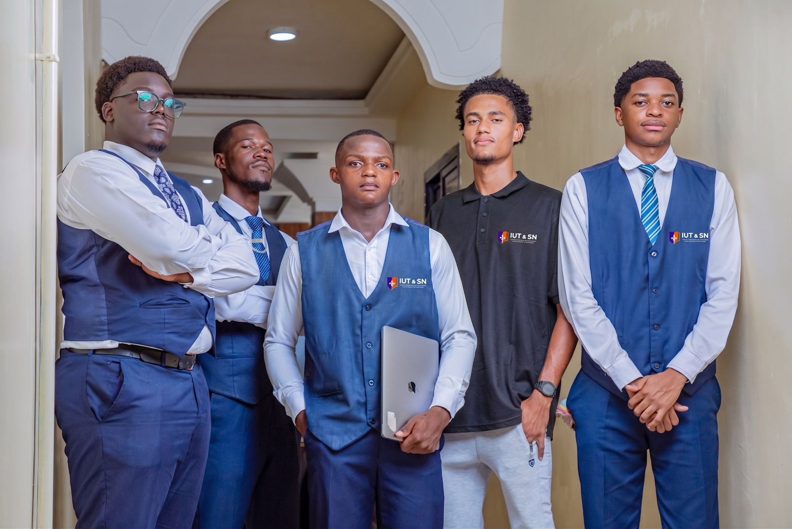 Étudiants avec ordinateur