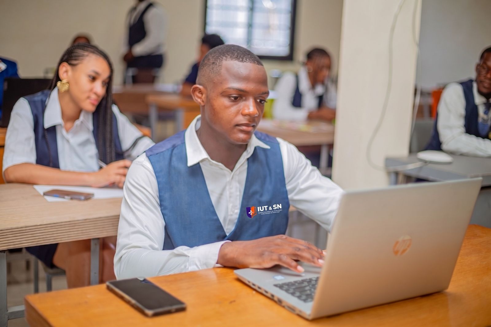 Étudiant en salle informatique